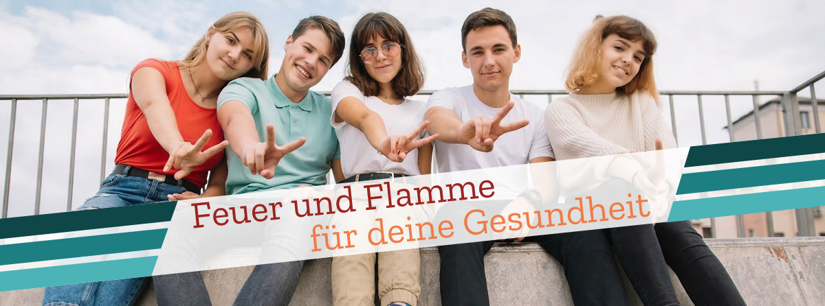 Drei Jugendliche lächeln und schauen auf ein Smartphone.