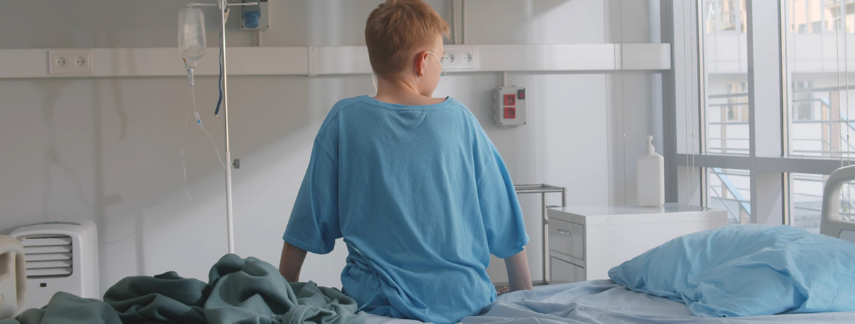 Ein junger Mann in der Notaufnahme