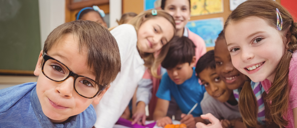 Jugendliche in einer Schulklasse beschäftigen sich mit dem Thema Queer für mehr Inklusion